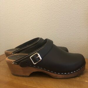 Lotta size 37 black clogs
